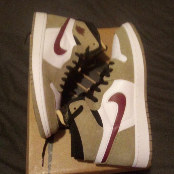 Men's Retro 1 Jordan Tan/White/Burgundy Size 10 - Picture 1 of 11